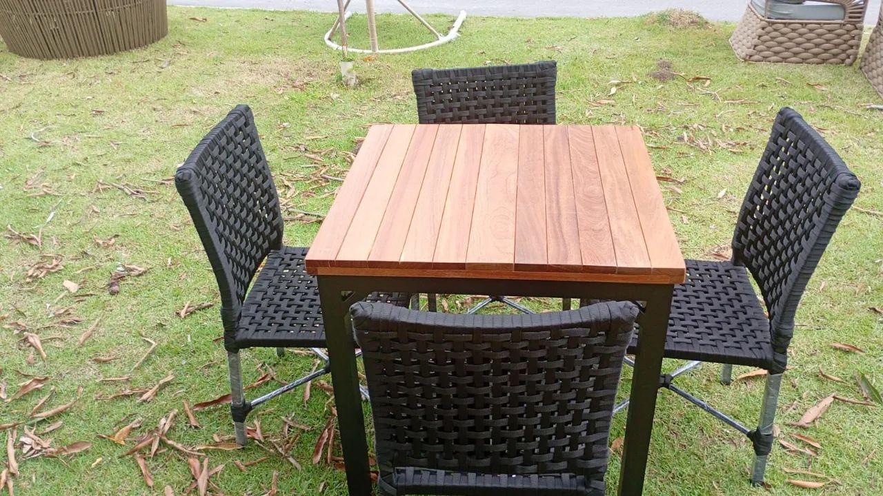 MESA COM TAMPO DE MADEIRA COM 4 CADEIRAS DE LUXO - Foto 3
