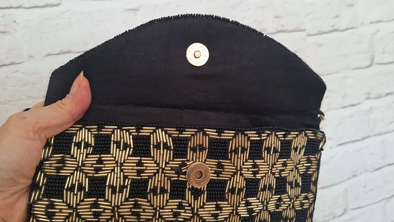  clutch H&M ( importada) preta e dourada com miçangas - Foto 4