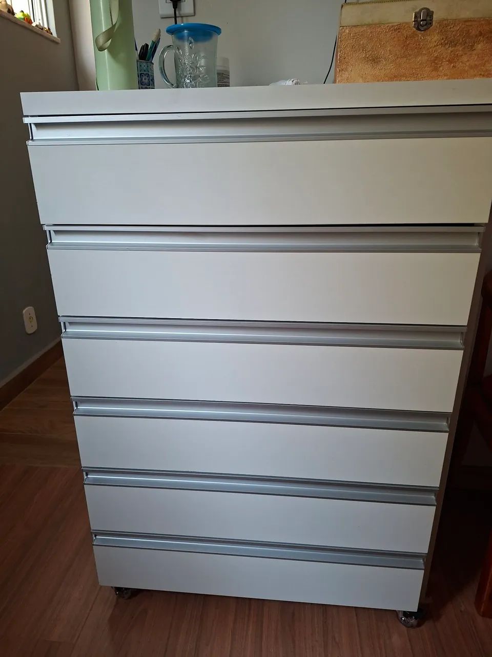 Vendo linda comoda em MDF  com chave e rodinhas 