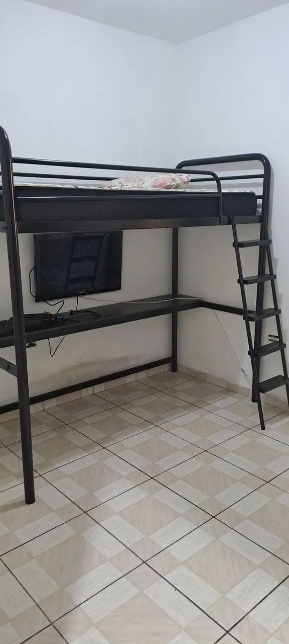 Vendo cama beliche, com escrivaninha. De Ferro, super resistente!