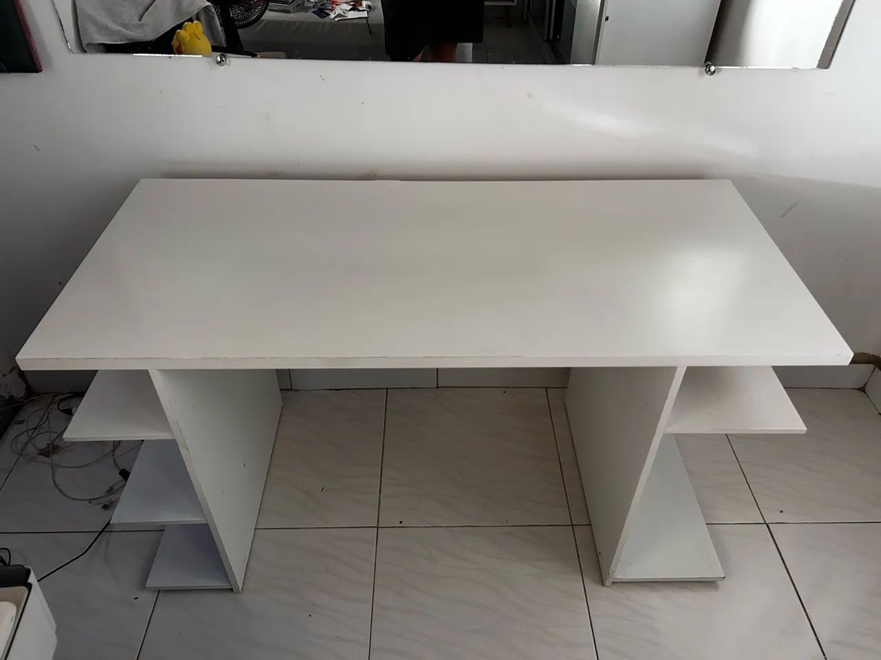 Escrivaninha branca