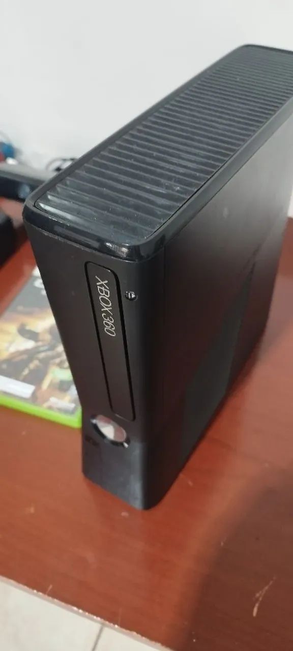 Xbox 360 slim bloqueado com gears 2 original