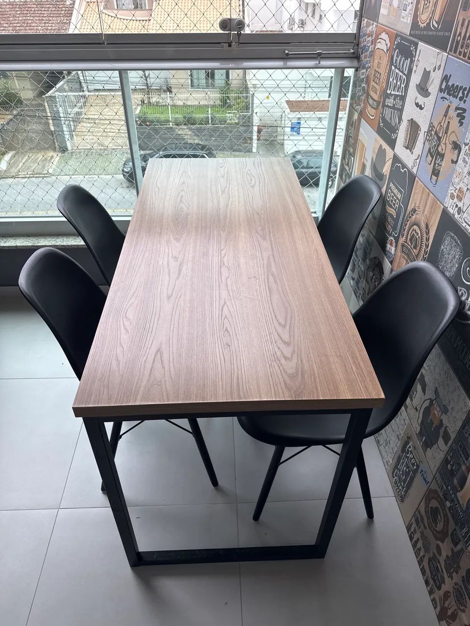 Mesa para 4 lugares com base de ferro