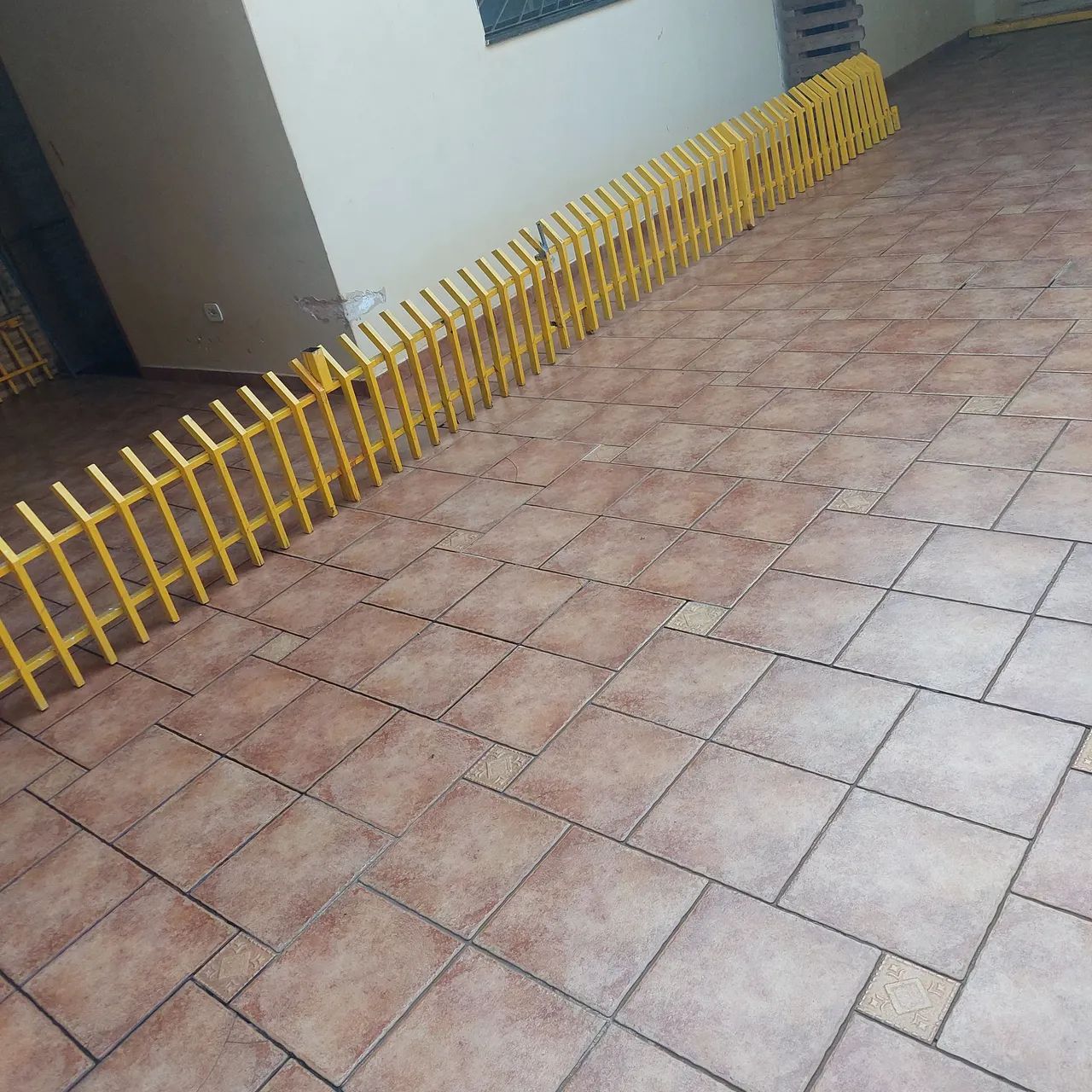 vendo essa grade de ferro otimo para jardim 055 altura por 9m cumprimento