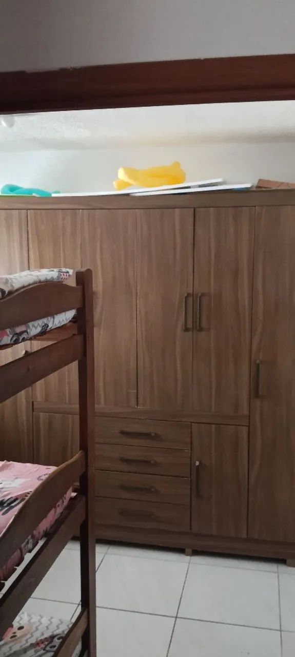 Guarda roupa usado, mais bem conservado.