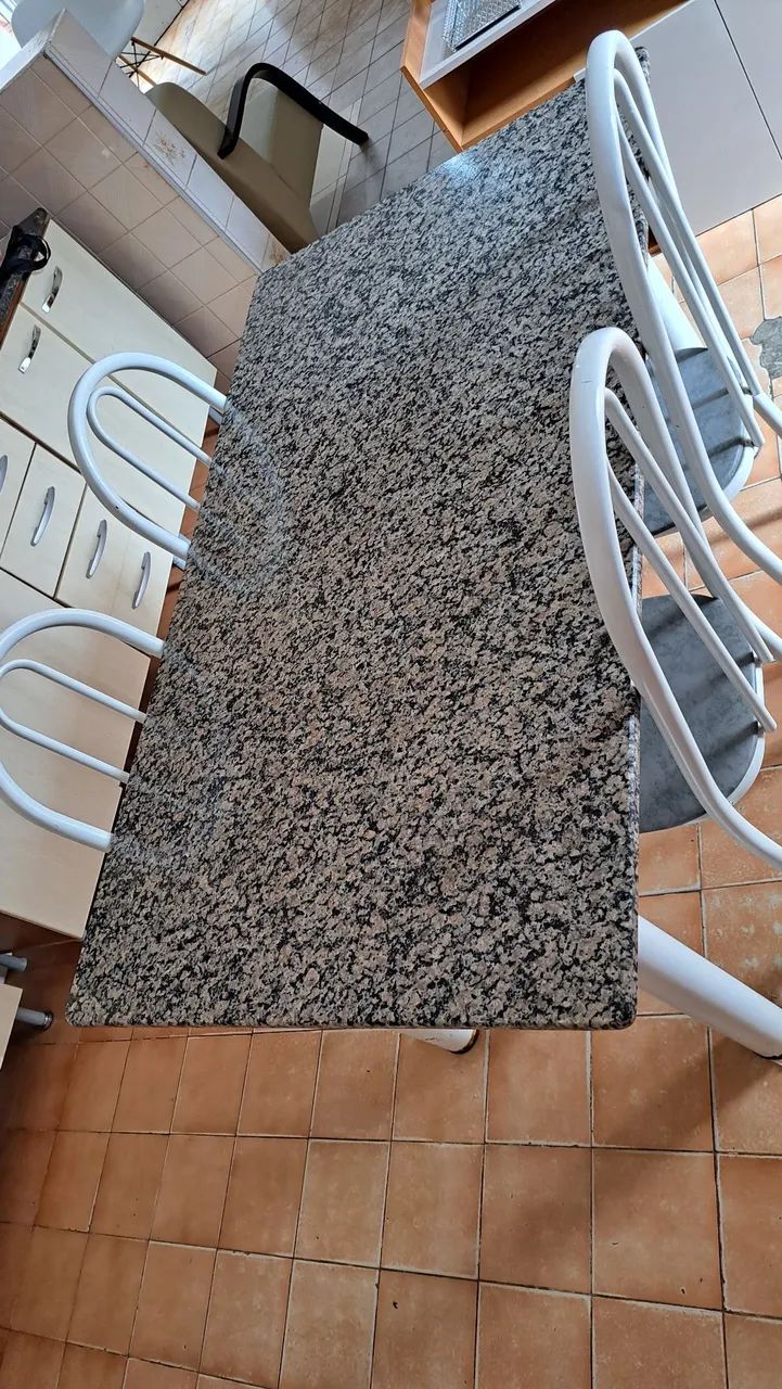 Mesa de jantar com 4 cadeiras