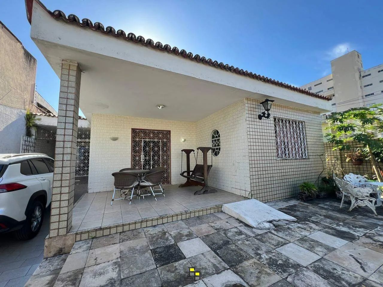 Casa com terreno 429,00m² e área edificada de 247,00m² com 4 Quartos, sendo suítes, Sala a