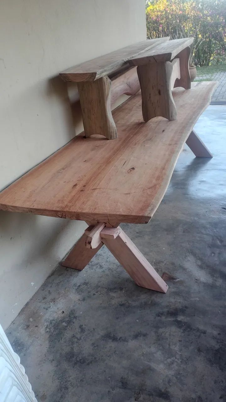 Mesa rústica de madeira 