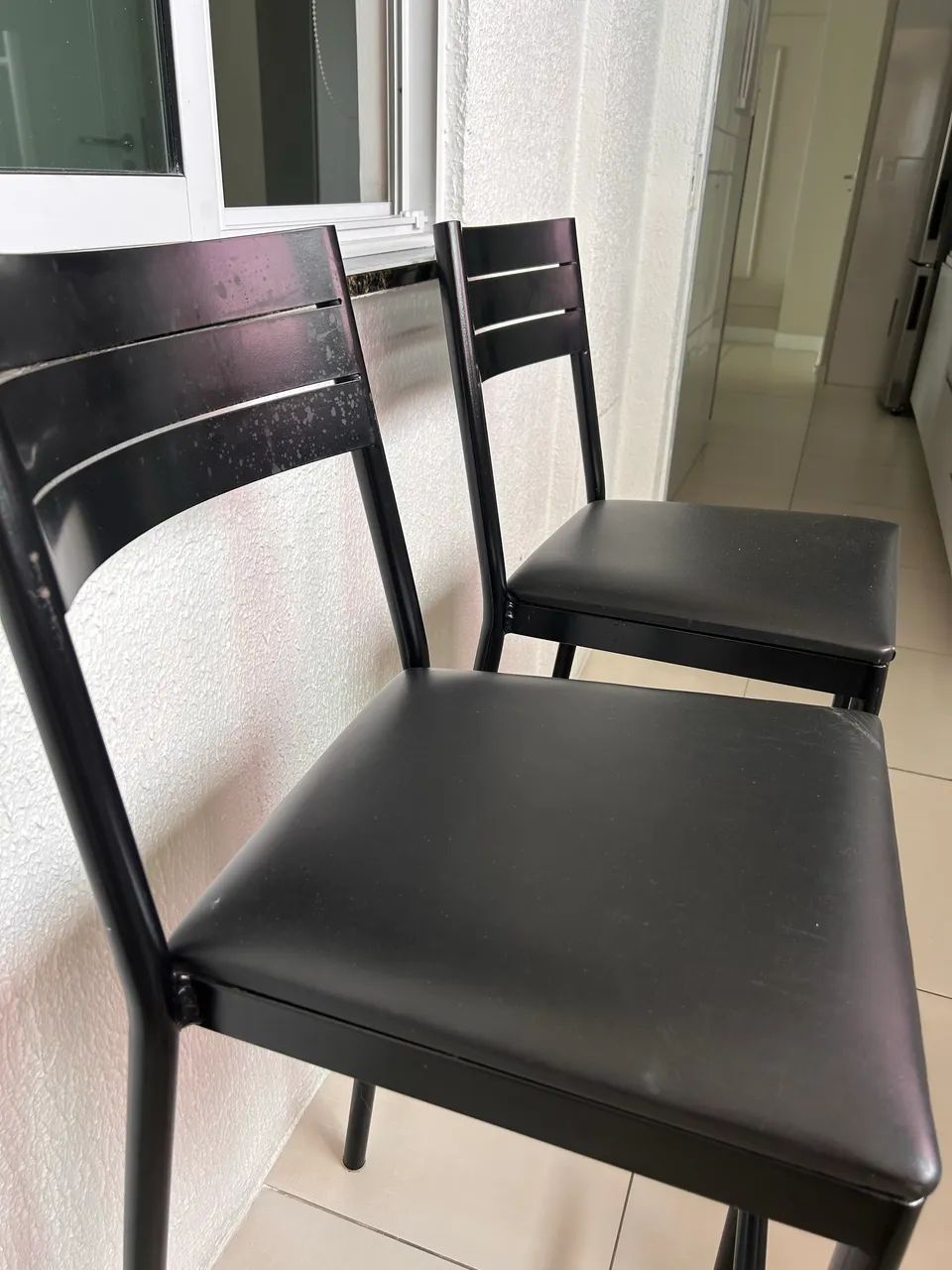 02 BANQUETAS DE METAL PRETAS - Foto 2