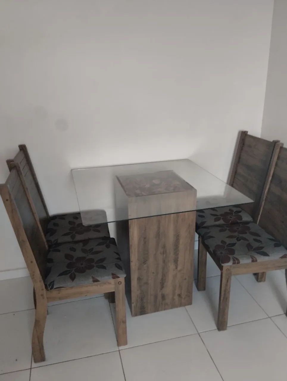 Mesa com 4 cadeiras  - Foto 4