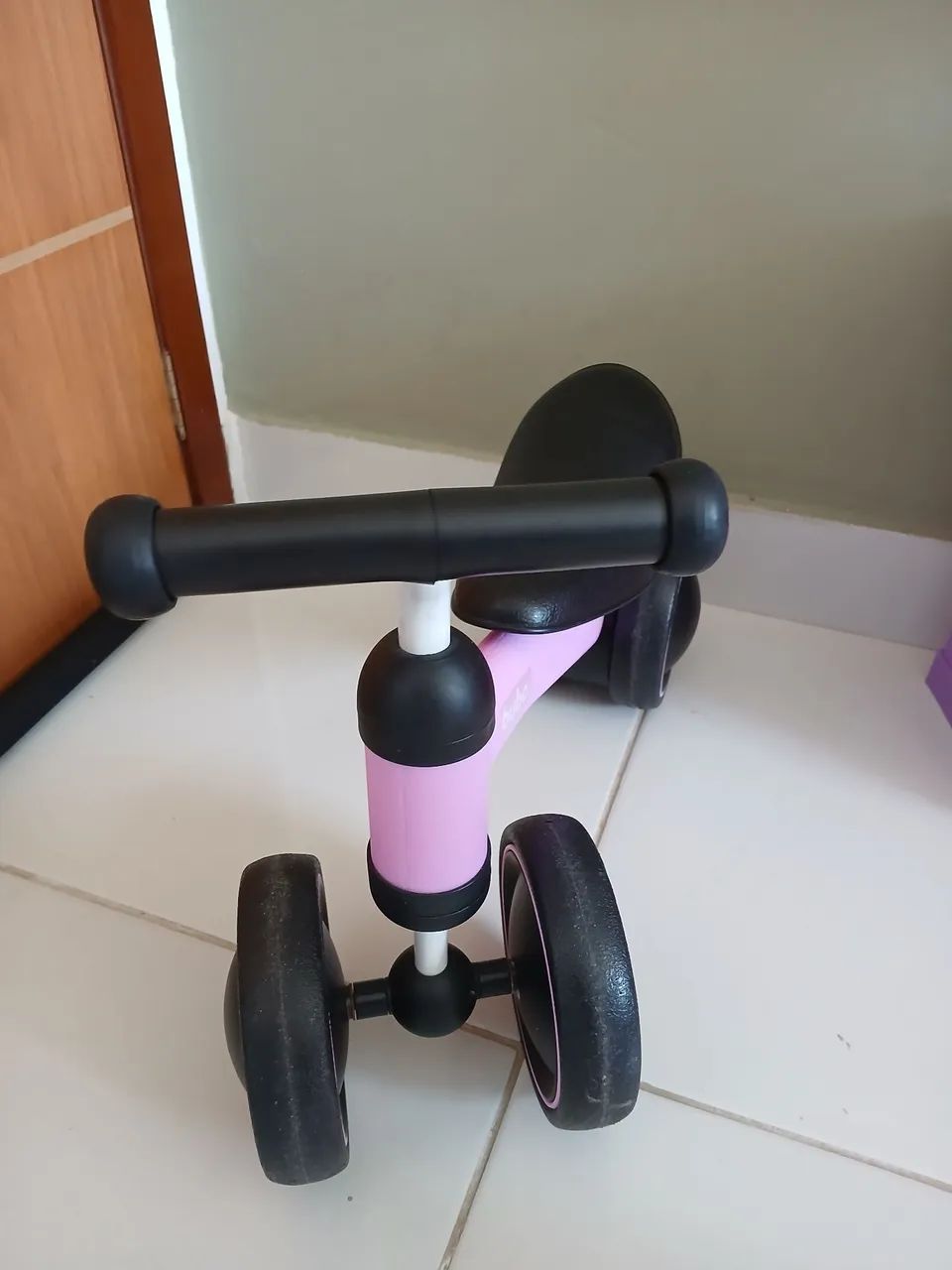 Bicicleta de equilíbrio da Buba na cor rosa. - Foto 2