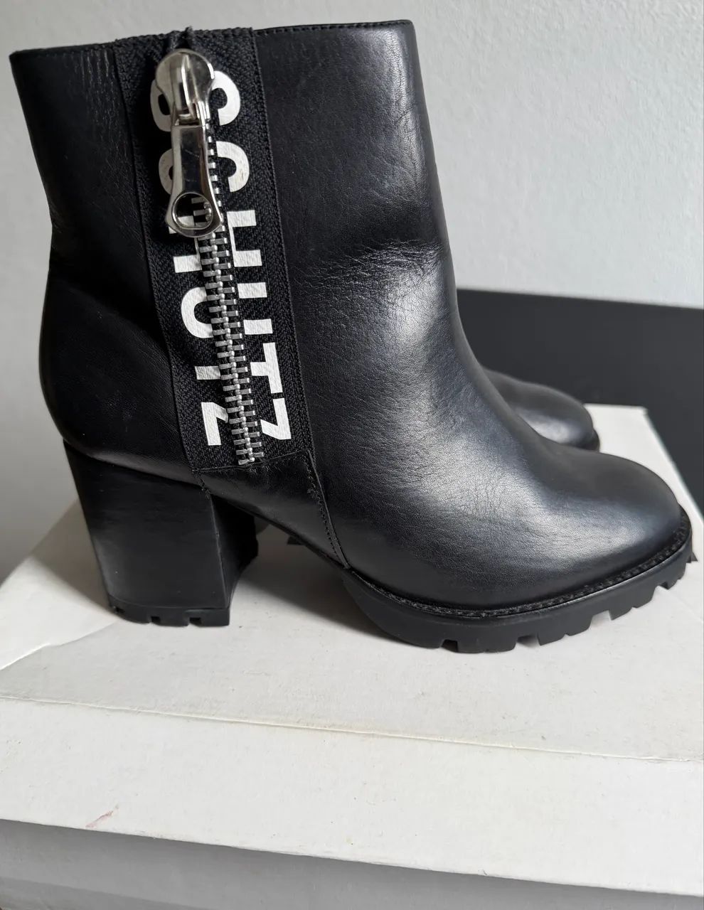 Bota Schutz Logo Mania em Couro, TM 37 - Foto 4