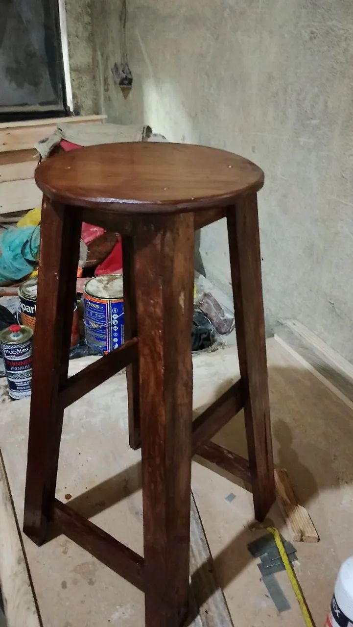 Banquetas em madeira maciça 