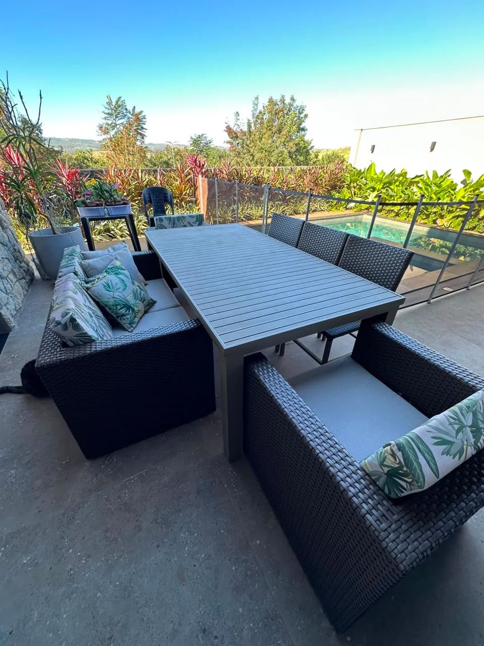 Conjunto de mesa, poltronas e cadeiras em alumínio.