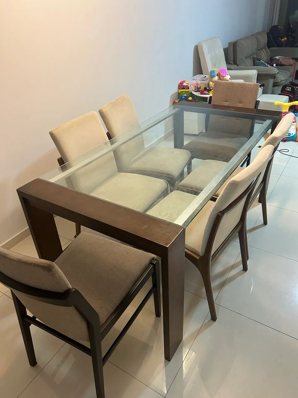 Mesa de jantar com 6 cadeiras 