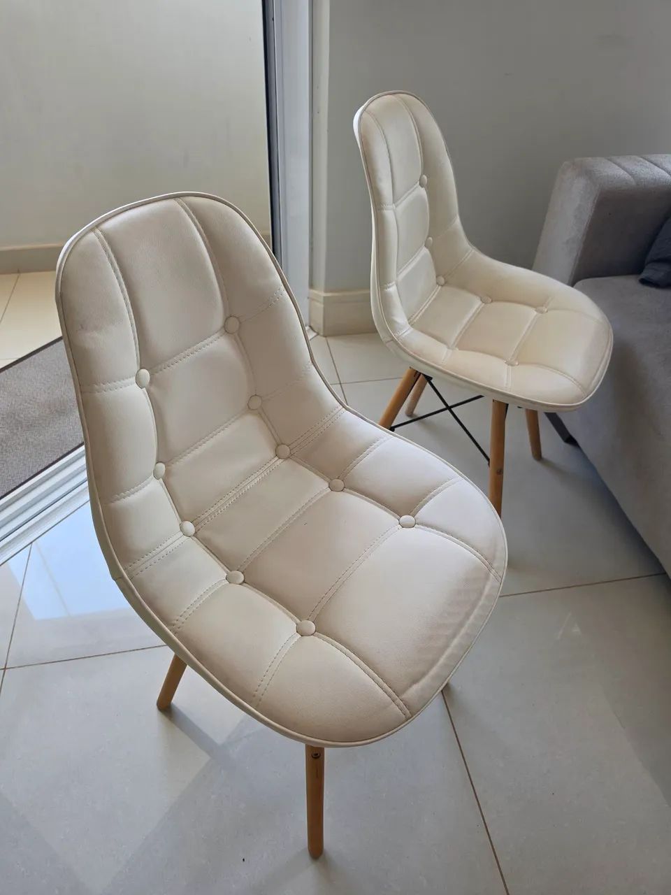 Jogo de 6 Cadeiras Eames Courino Branco e Capas - Foto 4