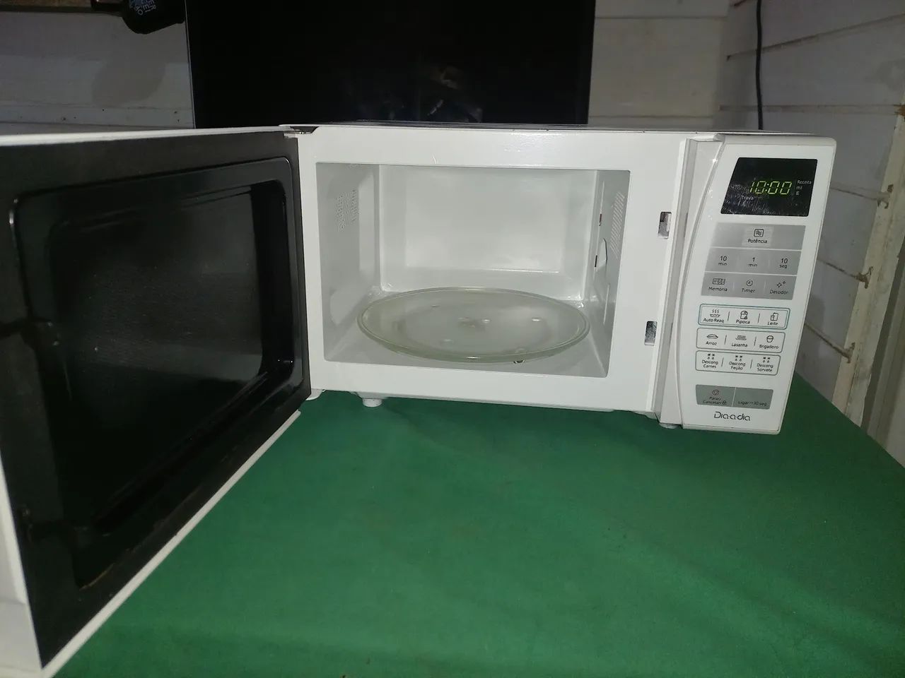 Micro-ondas Panasonic dia dia 21 litros com 3 meses de garantia  - Foto 4