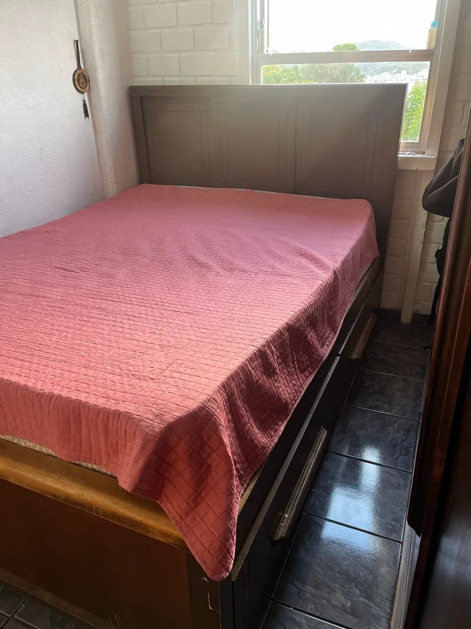 Cama casal em madeira com 4 gavetões 