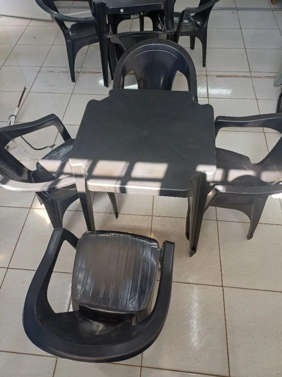 2 UN - MESA PLÁSTICA COM 4 CADEIRAS PRETO - 182KG