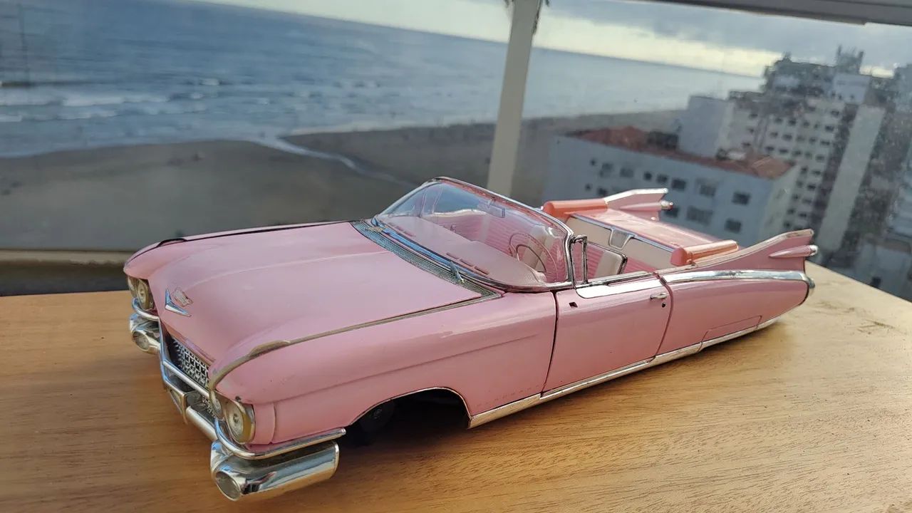 Miniatura carrinho antigo anos 90 Cadillac Maisto 1/12 não 1/18 rosa raridade 