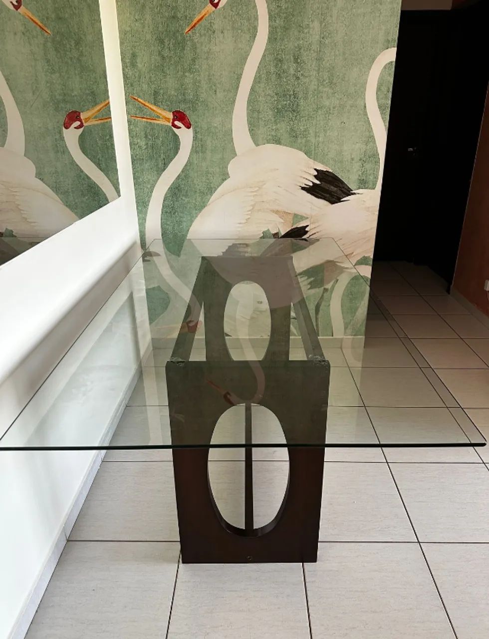 Mesa de Jantar com tampo de vidro e base de madeira