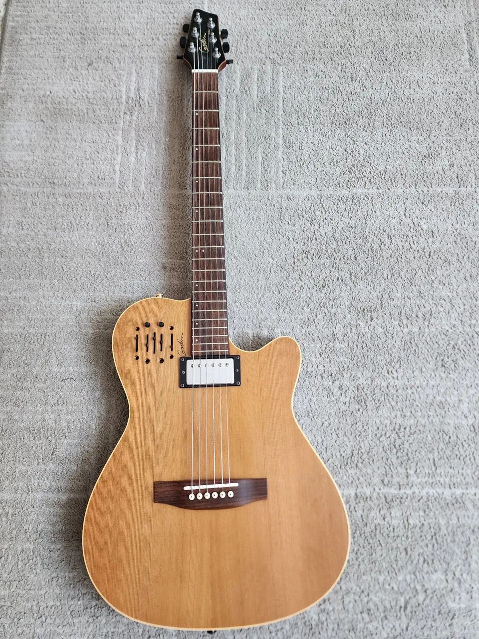 Godin A6 Ultra