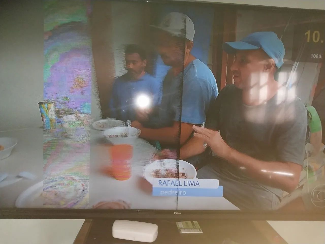 Vendo tv 60 polegadas não é smartphone e tá com listra na imagem  - Foto 2