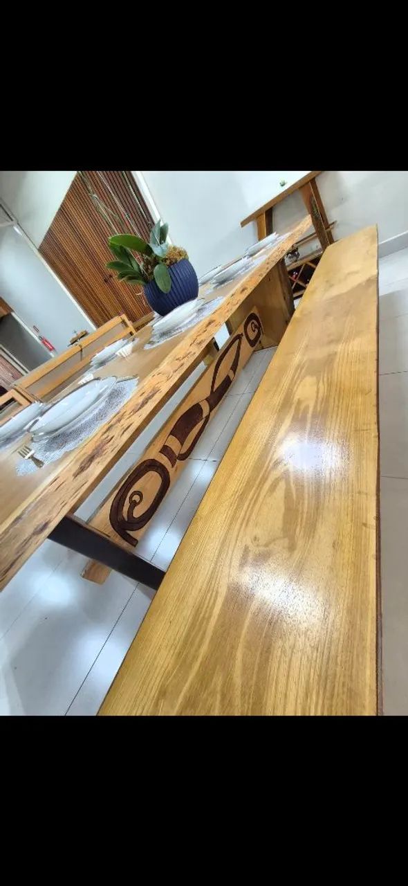 JOGO DE MESA RÚSTICA IMPONENTE COM ENTALHE ARTESANAL DE BOI - Foto 2