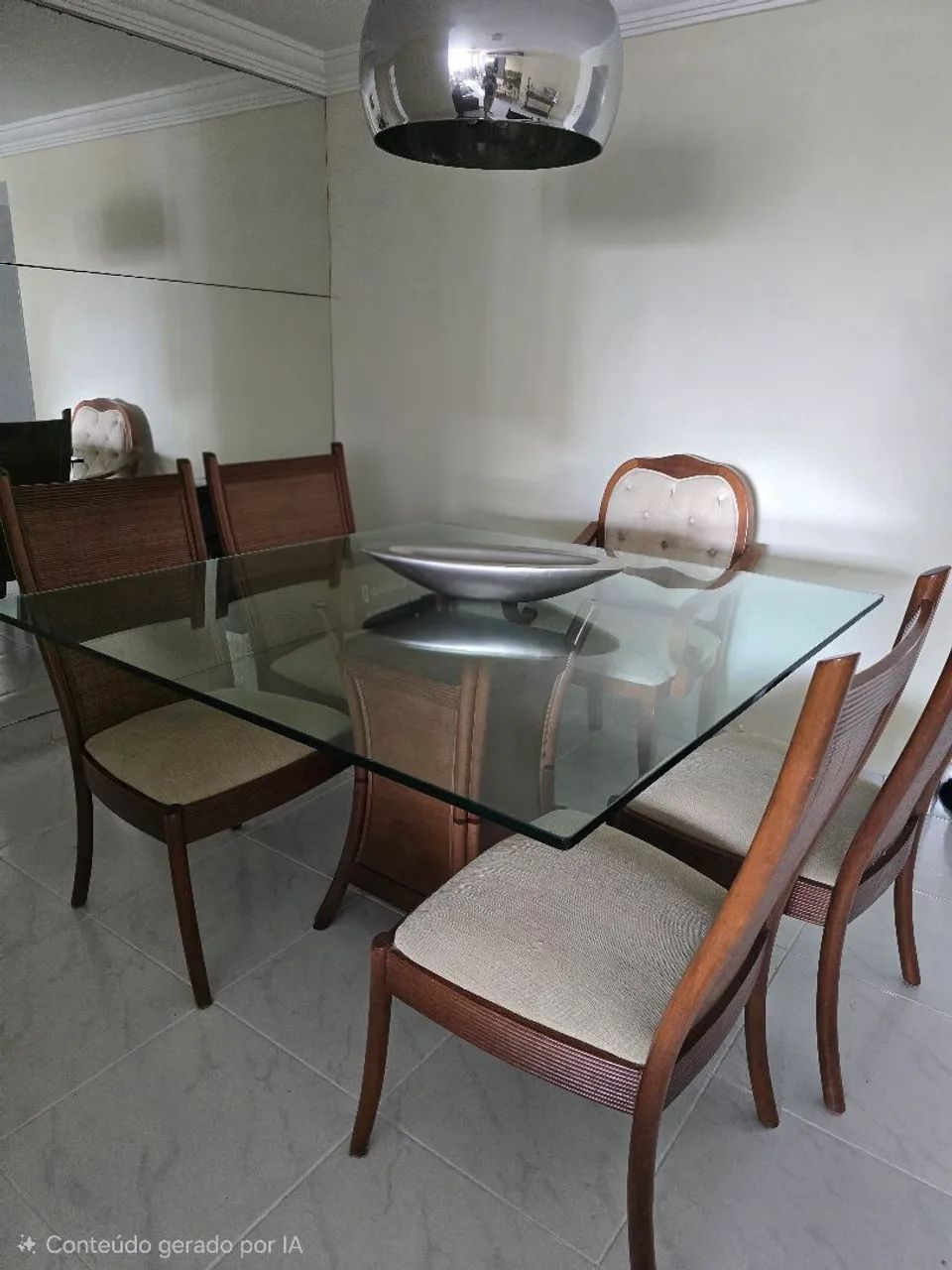 Jogo de Mesa de Jantar e aparador. 
