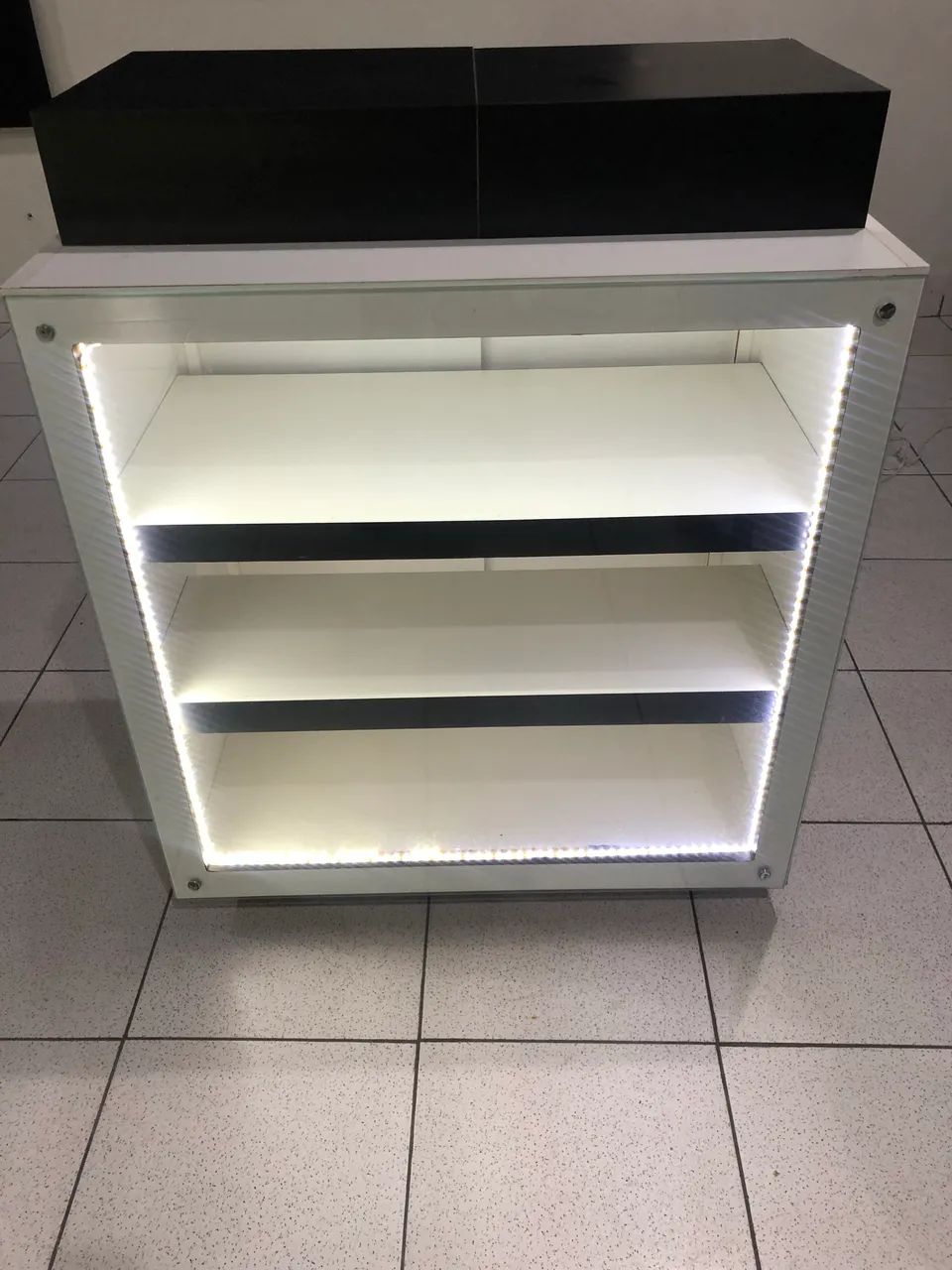 VITRINE CAIXA EXPOSITORA COM LED E RODINHAS