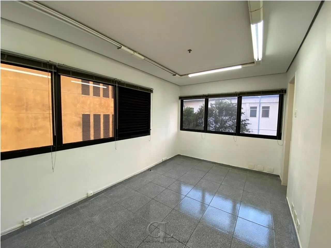 LIBERDADE - CONJ. COMERCIAL AO LADO DO METRÔ! - Foto 5