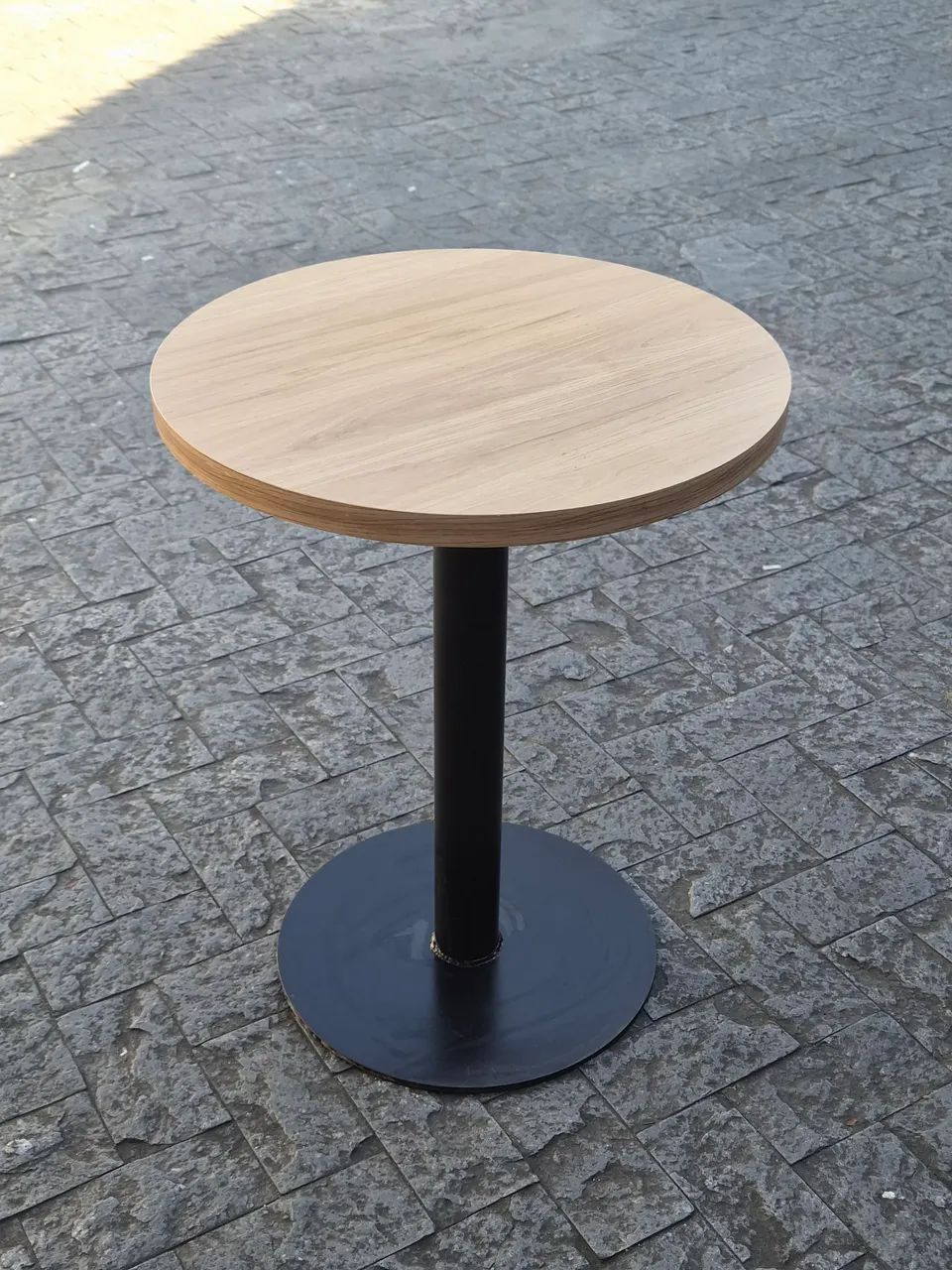 Mesa de madeira com ferro fundido