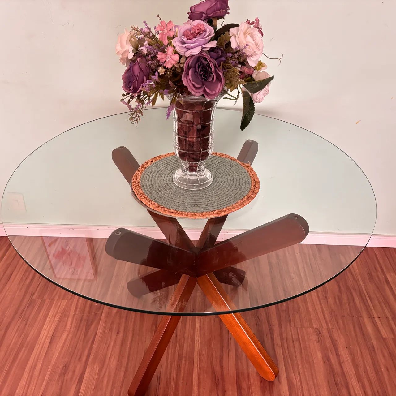 Mesa de jantar da Tok Stok de vidro para
