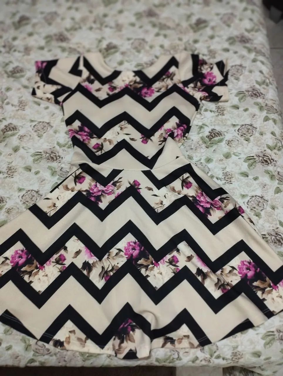 Lote com 30 peças de roupas Feminina - Foto 4