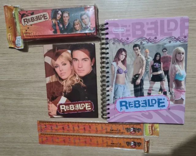 Cadernos, réguas, estojo e revista RBD Rebelde