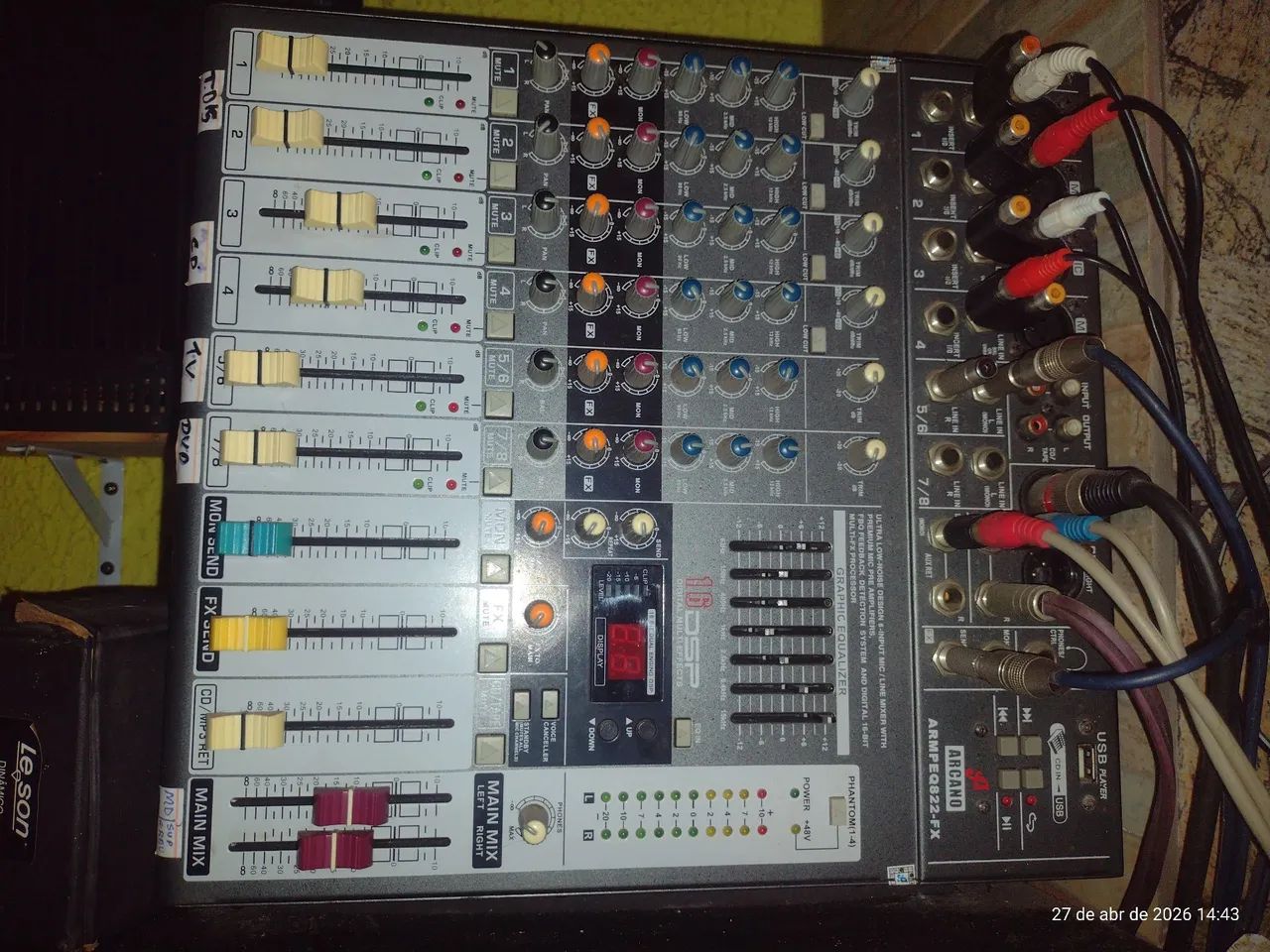 Vendo uma mesa amplificada 8 canais arcano 822 fx