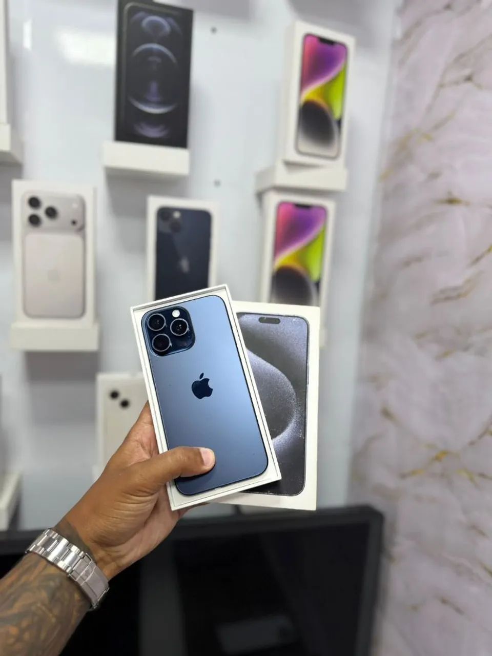 iPhone15pro 本体 Apple iPhone 15 Pro 256GB 5G VITRINE - tela Super Retina XDR