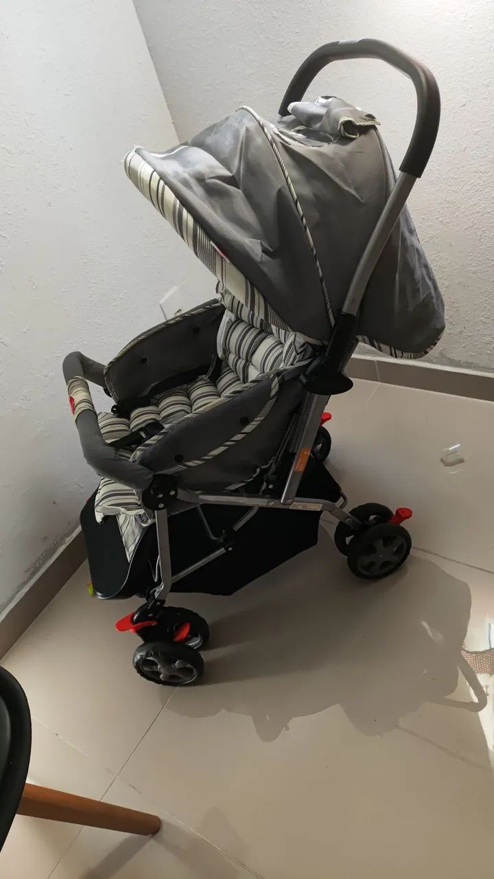 Vendo carrinho de bebê pouco meses de uso.