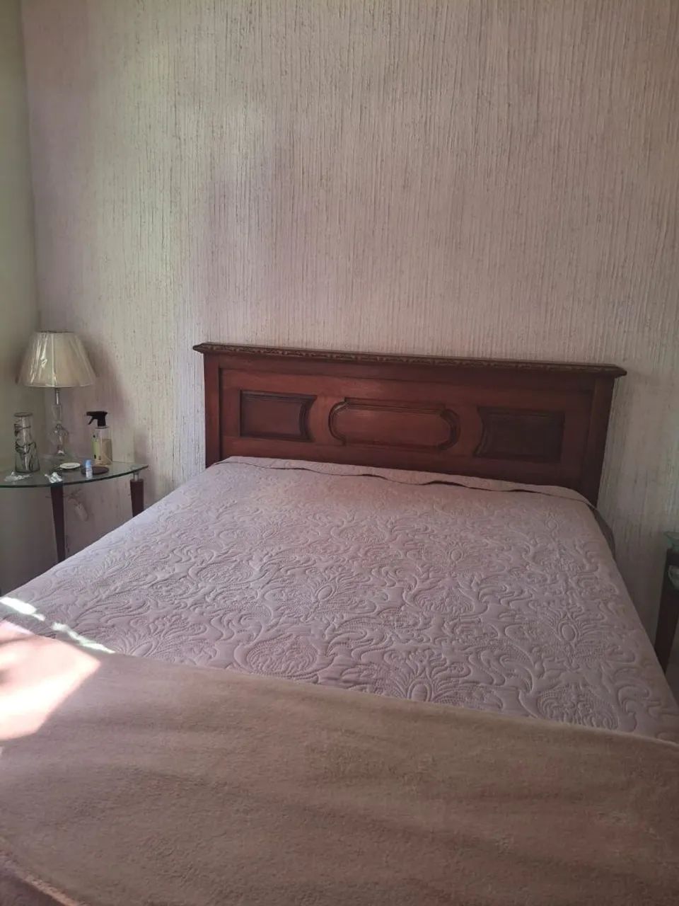 Cama de madeira maciça 