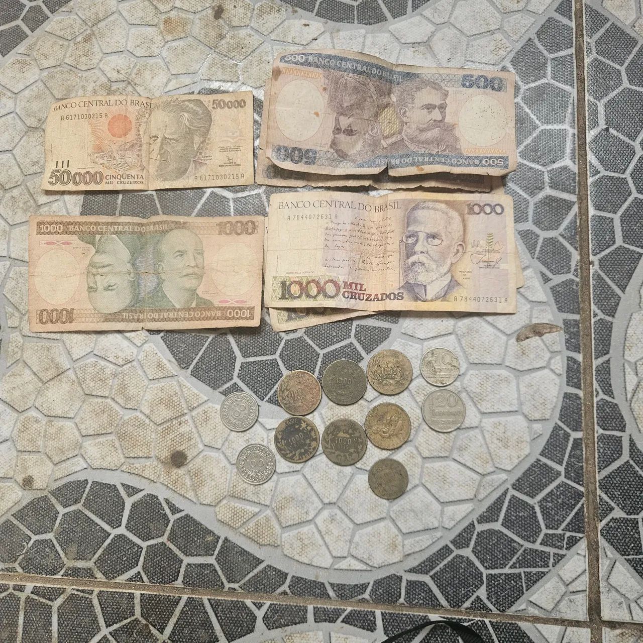 Células e moedas antigas  - Foto 2