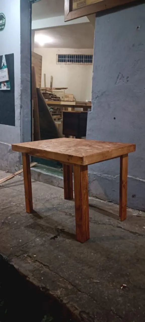 Mesa de madeira maciça pinus com tampo em tapume 