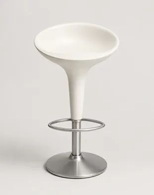 Cadeira branca com base de metal