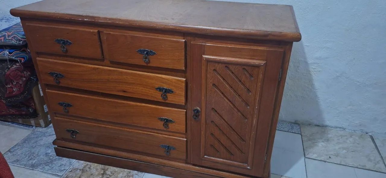 Cômoda de madeira 