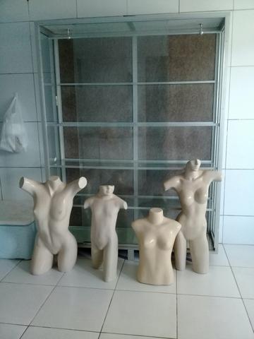 Armário de vidro para exposição com manequins