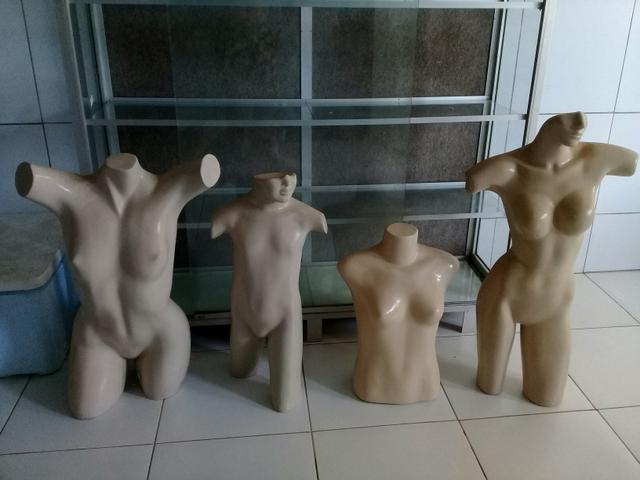 Armário de vidro para exposição com manequins - Foto 2