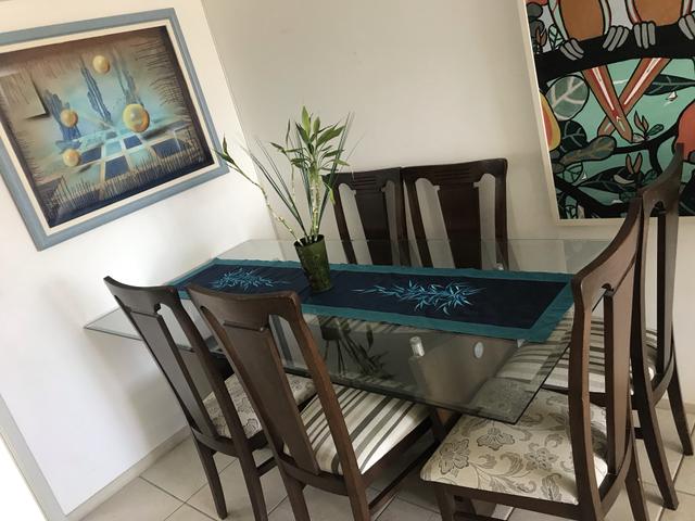 Mesa com 6 cadeiras de madeira com tampo de vidro bisotado