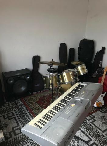 Sala de musica com aparelhos para alugar