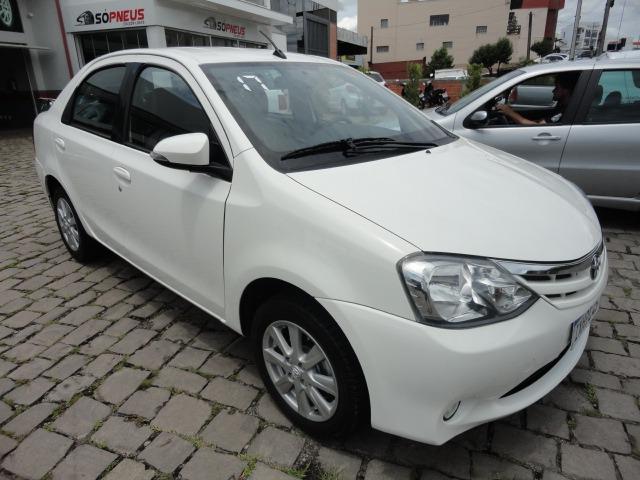 Toyota Etios impecável