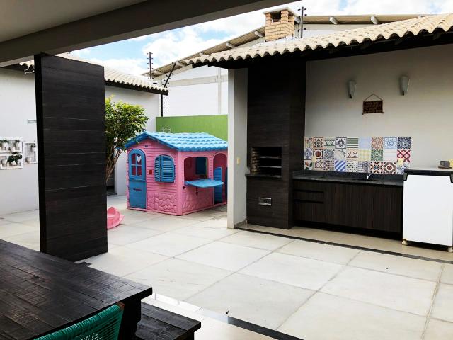 Casa em condomínio fechado, em terreno 15X20, com: