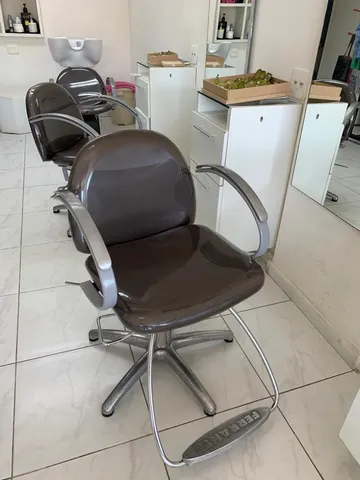 Cadeira de barbeiro marca Ferrante. 121 (h) x 62 x 105